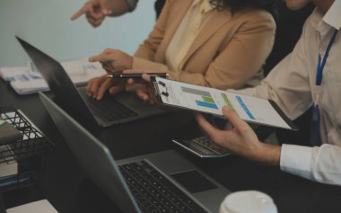 İş takım toplantısı mevcut, yatırımcı meslektaşları Danışma ve konferans yeni strateji planı iş ve Pazar büyüme üzerinde mali belge grafik rapor, Toplantı ve söz.