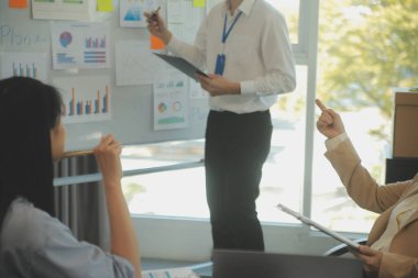 İş ekibi işbirliği mali veriler ve pazarlama büyüme raporlarıyla analiz etmeyi takım halinde, şirket kârından yararlanmak için strateji planlama, sunum ve beyin fırtınası grafiği üzerinde tartışır..