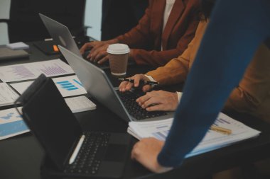 Genç Asyalı girişimcilerden oluşan bir ekip, pazarlama ve satış yönetimi projesiyle ilgili takım toplantısında ciddi ve anlaşmazlıklar yaşıyor. Gökdelen görünümlü işletme girişimi ve eğitim konsepti