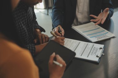 Adalet ve hukuk kavramı. Hukuk Müşaviri tokmak ve yasal hukuk veya yasal ile imzalanmış bir sözleşme istemciye sunar arka planda hukuk firmasında takım toplantısı