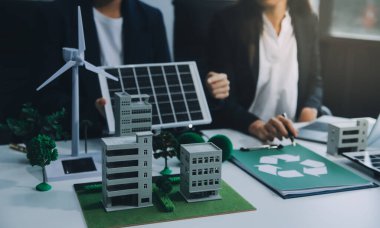 Karbon dengeli fiyat raporu CO2 emisyonu. ESG etik KOBİ ofisindeki gelecekteki büyüme ağı sıfır atığı küresel ısınma sosyal meseleleri projesini koruyor. Bir grup Asyalı SDG 'nin planı