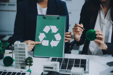 Karbon dengeli fiyat raporu CO2 emisyonu. ESG etik KOBİ ofisindeki gelecekteki büyüme ağı sıfır atığı küresel ısınma sosyal meseleleri projesini koruyor. Bir grup Asyalı SDG 'nin planı