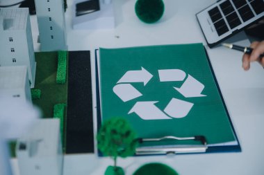 Karbon dengeli fiyat raporu CO2 emisyonu. ESG etik KOBİ ofisindeki gelecekteki büyüme ağı sıfır atığı küresel ısınma sosyal meseleleri projesini koruyor. Bir grup Asyalı SDG 'nin planı