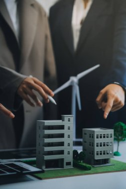 Karbon dengeli fiyat raporu CO2 emisyonu. ESG etik KOBİ ofisindeki gelecekteki büyüme ağı sıfır atığı küresel ısınma sosyal meseleleri projesini koruyor. Bir grup Asyalı SDG 'nin planı