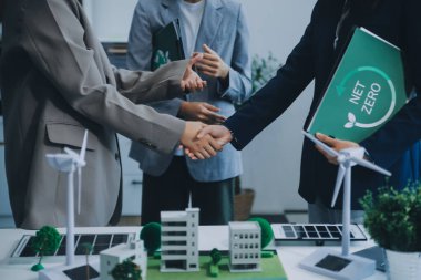 Karbon dengeli fiyat raporu CO2 emisyonu. ESG etik KOBİ ofisindeki gelecekteki büyüme ağı sıfır atığı küresel ısınma sosyal meseleleri projesini koruyor. Bir grup Asyalı SDG 'nin planı