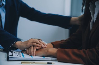 İş adamı ve avukat sözleşme belgelerini tartışıyorlar. Kanun Antlaşması. Kontrat imzalayın..