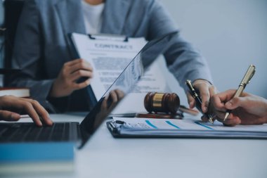 İş adamı ve avukat sözleşme belgelerini tartışıyorlar. Kanun Antlaşması. Kontrat imzalayın..