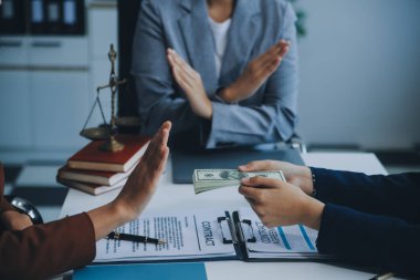 İş adamı ve avukat sözleşme belgelerini tartışıyorlar. Kanun Antlaşması. Kontrat imzalayın..