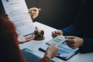 İş adamı ve avukat sözleşme belgelerini tartışıyorlar. Kanun Antlaşması. Kontrat imzalayın..