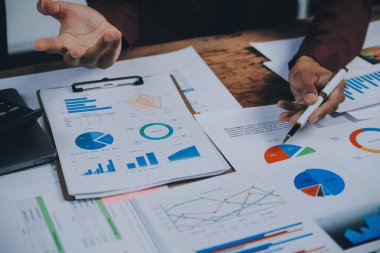 İş ekibi ile yeni başlangıç planı ve tartışma için proje bilgilerini dizüstü bilgisayar ve dijital tablet ile mali strateji bir modern iş salonda çalışıyor.