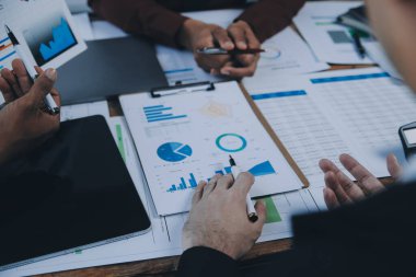 İş ekibi ile yeni başlangıç planı ve tartışma için proje bilgilerini dizüstü bilgisayar ve dijital tablet ile mali strateji bir modern iş salonda çalışıyor.