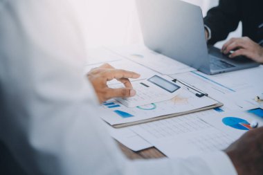 İş ekibi işbirliği mali veriler ve pazarlama büyüme raporlarıyla analiz etmeyi takım halinde, şirket kârından yararlanmak için strateji planlama, sunum ve beyin fırtınası grafiği üzerinde tartışır..