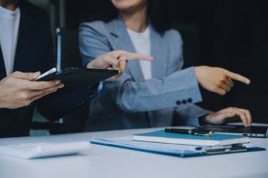 İş Belgeleri, Denetçi iş kadını arama belgesini kontrol ediyor yasal evrak hazırlıyor veya analiz için rapor hazırlıyor Vergi zamanı, muhasebeci Belgeleri iş yerindeki veri ortaklığı anlaşması anlaşması anlaşması anlaşması