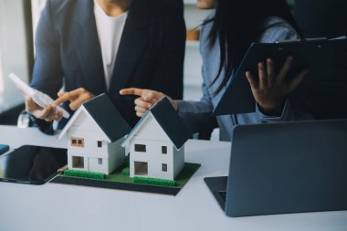 Emlak komisyoncusu, emlak kredisi teklifi ve ev sigortası için imzalı sigorta anlaşması yapma, ev modeli alma ve satma konularında müşteriye danışmanlık yapar ve sunar.