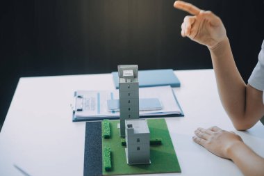 Emlak komisyoncusu, emlak kredisi teklifi ve ev sigortası için imzalı sigorta anlaşması yapma, ev modeli alma ve satma konularında müşteriye danışmanlık yapar ve sunar.