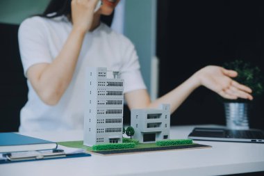 Emlak komisyoncusu, emlak kredisi teklifi ve ev sigortası için imzalı sigorta anlaşması yapma, ev modeli alma ve satma konularında müşteriye danışmanlık yapar ve sunar.