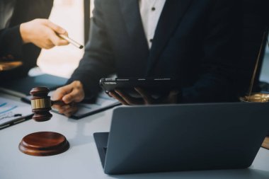 İş adamı ve erkek avukat veya hakim, müvekkil, hukuk ve hukuk hizmetleri kavramı ile takım toplantısı yapmak için danışmanlık yapıyor.