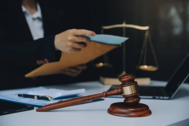 İş adamı ve erkek avukat veya hakim, müvekkil, hukuk ve hukuk hizmetleri kavramı ile takım toplantısı yapmak için danışmanlık yapıyor.