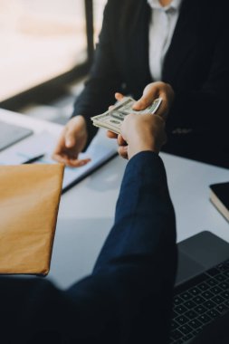 İş adamı ve erkek avukat veya hakim, müvekkil, hukuk ve hukuk hizmetleri kavramı ile takım toplantısı yapmak için danışmanlık yapıyor.