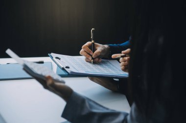 İş Belgeleri, Denetçi iş kadını arama belgesini kontrol ediyor yasal evrak hazırlıyor veya analiz için rapor hazırlıyor Vergi zamanı, muhasebeci Belgeleri iş yerindeki veri ortaklığı anlaşması anlaşması anlaşması anlaşması