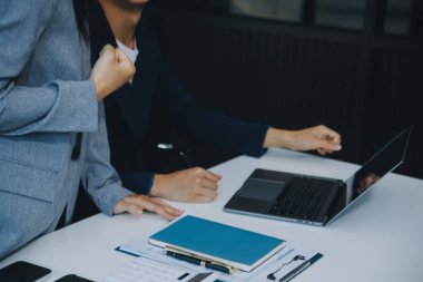 İş Belgeleri, Denetçi iş kadını arama belgesini kontrol ediyor yasal evrak hazırlıyor veya analiz için rapor hazırlıyor Vergi zamanı, muhasebeci Belgeleri iş yerindeki veri ortaklığı anlaşması anlaşması anlaşması anlaşması