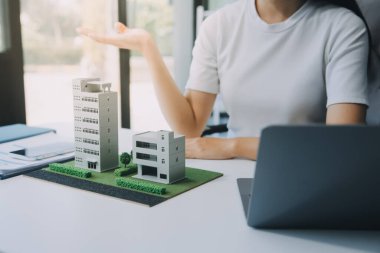 Emlak komisyoncusu, emlak kredisi teklifi ve ev sigortası için imzalı sigorta anlaşması yapma, ev modeli alma ve satma konularında müşteriye danışmanlık yapar ve sunar.