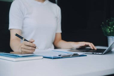 Heyecanlı mutlu Asyalı kadın telefon ekranına bakıyor, online bir galibiyeti kutluyor, aşırı neşeli genç Asyalı kadın sevinçten çığlık atıyor, beyaz bulanık bir arka planda izole edilmiş.