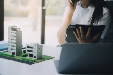 Emlak komisyoncusu, emlak kredisi teklifi ve ev sigortası için imzalı sigorta anlaşması yapma, ev modeli alma ve satma konularında müşteriye danışmanlık yapar ve sunar.