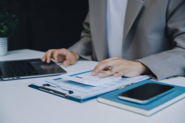 İş Belgeleri, Denetçi iş kadını arama belgesini kontrol ediyor yasal evrak hazırlıyor veya analiz için rapor hazırlıyor Vergi zamanı, muhasebeci Belgeleri iş yerindeki veri ortaklığı anlaşması anlaşması anlaşması anlaşması