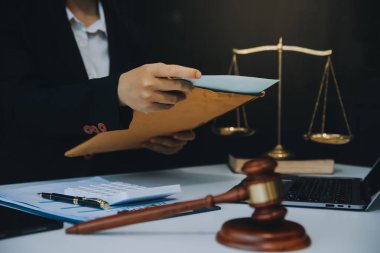 İş adamı ve erkek avukat veya hakim, müvekkil, hukuk ve hukuk hizmetleri kavramı ile takım toplantısı yapmak için danışmanlık yapıyor.