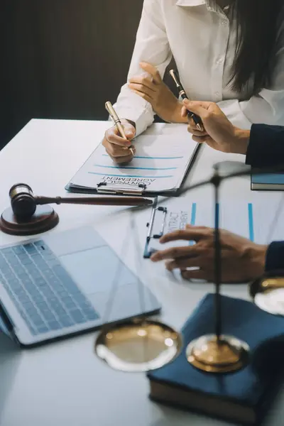 İş adamı ve erkek avukat veya hakim, müvekkil, hukuk ve hukuk hizmetleri kavramı ile takım toplantısı yapmak için danışmanlık yapıyor.