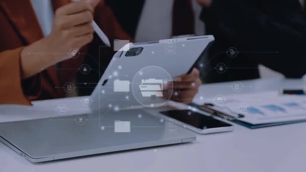 デジタル タブレット コンピュータおよび図とオフィスで働くビジネスマン手 — ストック動画