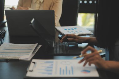 İş ekibi işbirliği mali veriler ve pazarlama büyüme raporlarıyla analiz etmeyi takım halinde, şirket kârından yararlanmak için strateji planlama, sunum ve beyin fırtınası grafiği üzerinde tartışır..