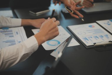 İş ekibi işbirliği mali veriler ve pazarlama büyüme raporlarıyla analiz etmeyi takım halinde, şirket kârından yararlanmak için strateji planlama, sunum ve beyin fırtınası grafiği üzerinde tartışır..