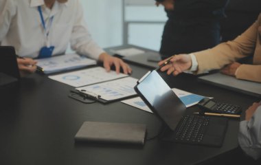 İş ekibi işbirliği mali veriler ve pazarlama büyüme raporlarıyla analiz etmeyi takım halinde, şirket kârından yararlanmak için strateji planlama, sunum ve beyin fırtınası grafiği üzerinde tartışır..