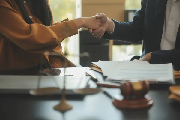 Adalet ve hukuk kavramı. Hukuk Müşaviri tokmak ve yasal hukuk veya yasal ile imzalanmış bir sözleşme istemciye sunar arka planda hukuk firmasında takım toplantısı