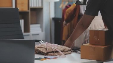 Genç Asyalı serbest çalışan kadın çevrimiçi ürünler satıyor, küçük işletme girişimcisi ve tıkanan tıkanıklık 