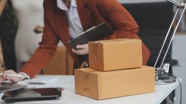 Genç Asyalı serbest çalışan kadın çevrimiçi ürünler satıyor, küçük işletme girişimcisi ve tıkanan tıkanıklık 