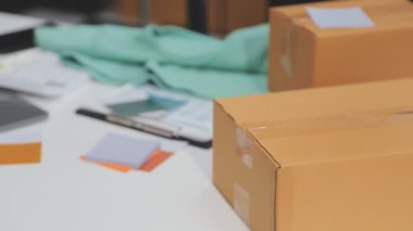 Genç Asyalı serbest çalışan kadın çevrimiçi ürünler satıyor, küçük işletme girişimcisi ve tıkanan tıkanıklık 