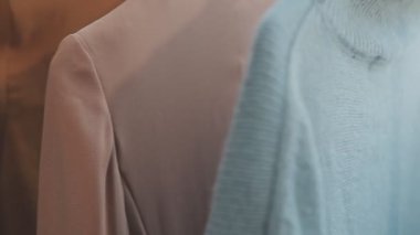 Gardıroptaki askıda asılı kadın elbiseleri..