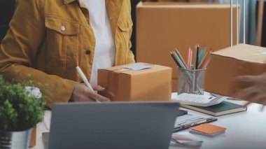 Genç Asyalı serbest çalışan kadın çevrimiçi ürünler satıyor, küçük işletme girişimcisi ve tıkanan tıkanıklık 