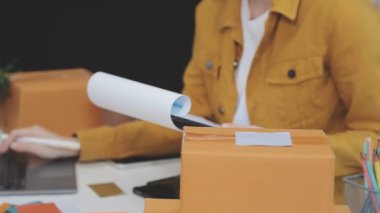 Ofisteki masada çalışmak için dijital tablet kullanan tasarımcı