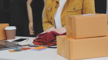 Genç Asyalı kadın video yayını, moda blogcusu ve çevrimiçi iş konseptiyle ürünler satıyor 