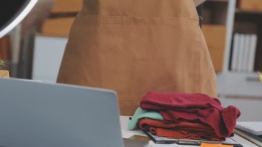 Genç Asyalı kadın video yayını, moda blogcusu ve çevrimiçi iş konseptiyle ürünler satıyor 