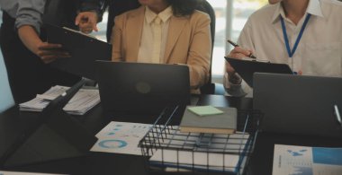 İş takım toplantısı mevcut, yatırımcı meslektaşları Danışma ve konferans yeni strateji planı iş ve Pazar büyüme üzerinde mali belge grafik rapor, Toplantı ve söz.