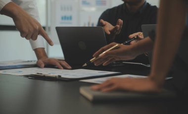 İş ekibi işbirliği mali veriler ve pazarlama büyüme raporlarıyla analiz etmeyi takım halinde, şirket kârından yararlanmak için strateji planlama, sunum ve beyin fırtınası grafiği üzerinde tartışır..