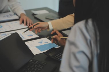 İş ekibi işbirliği mali veriler ve pazarlama büyüme raporlarıyla analiz etmeyi takım halinde, şirket kârından yararlanmak için strateji planlama, sunum ve beyin fırtınası grafiği üzerinde tartışır..