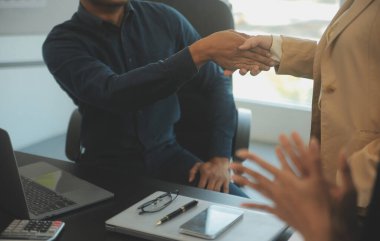 İş ekibi işbirliği mali veriler ve pazarlama büyüme raporlarıyla analiz etmeyi takım halinde, şirket kârından yararlanmak için strateji planlama, sunum ve beyin fırtınası grafiği üzerinde tartışır..