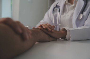 Ev bakımı hemşiresi ve yaşlılar kardiyoloji sağlık hizmetleri. Genç İspanyol kadın doktor hemşirenin yakın çekimleri sırasında steteskop kullanarak olgun beyaz hasta kalp atışlarını kontrol et.