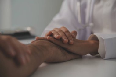 Ev bakımı hemşiresi ve yaşlılar kardiyoloji sağlık hizmetleri. Genç İspanyol kadın doktor hemşirenin yakın çekimleri sırasında steteskop kullanarak olgun beyaz hasta kalp atışlarını kontrol et.